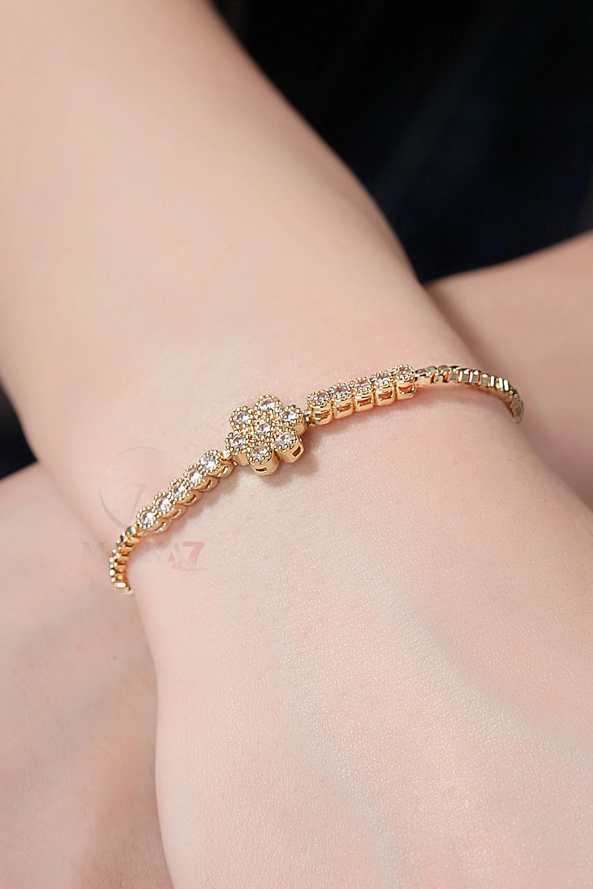 Tek Sıra Lüx Taşlı Kadın Kol Saati Zirkon Taşlı Çiçek Bileklik Gold Pl-1490B1 Gold Pl-1490B1