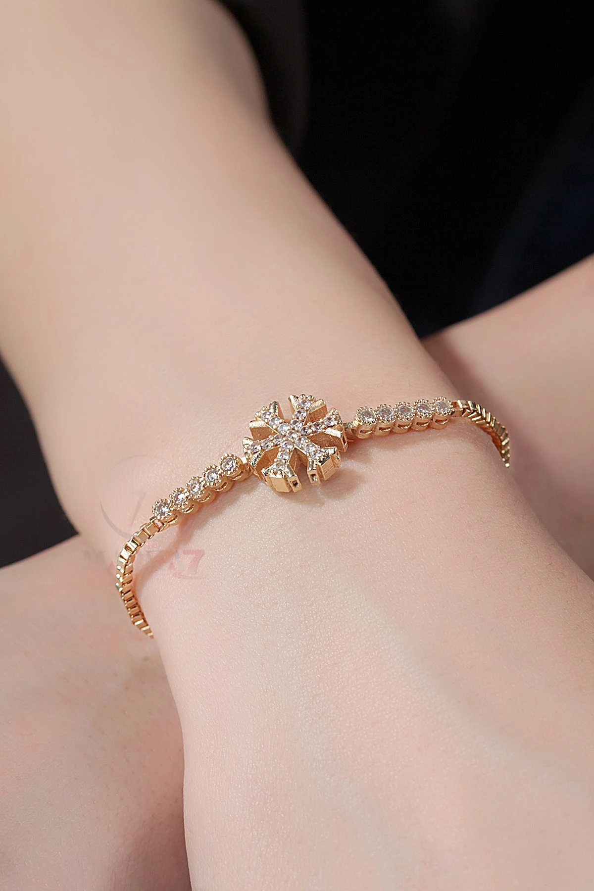Yuvarlak Kasa Kadın Kol Saati Zirkon Taşlı Kartanesi Asansörlü Bileklik Kombin Gold Renk Pl-1523B1 Gold Pl-1523B1